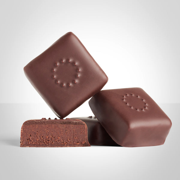 2 bonbons ganache miel de châtaignier et un bonbon coupé en deux