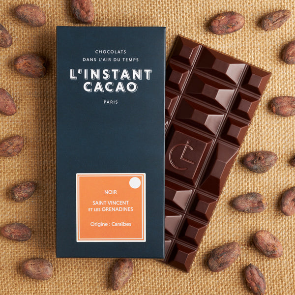 Tablette de chocolat noir à 100% de Saint Vincent et les Grenadines (pastille blanche sur l'étiquette frontale)