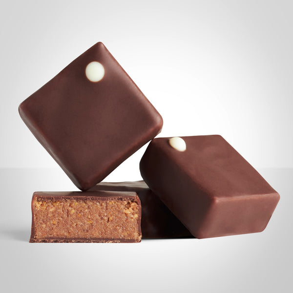 Bonbons praliné bretzel en chocolat au lait de L'Instant Cacao et bonbon coupé en deux