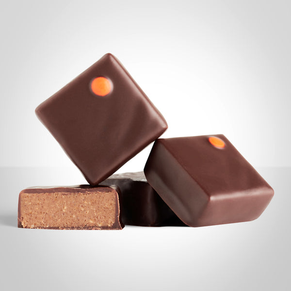 Bonbons pralinés à la noix de cajou de L'Instant Cacao et bonbon coupé en deux