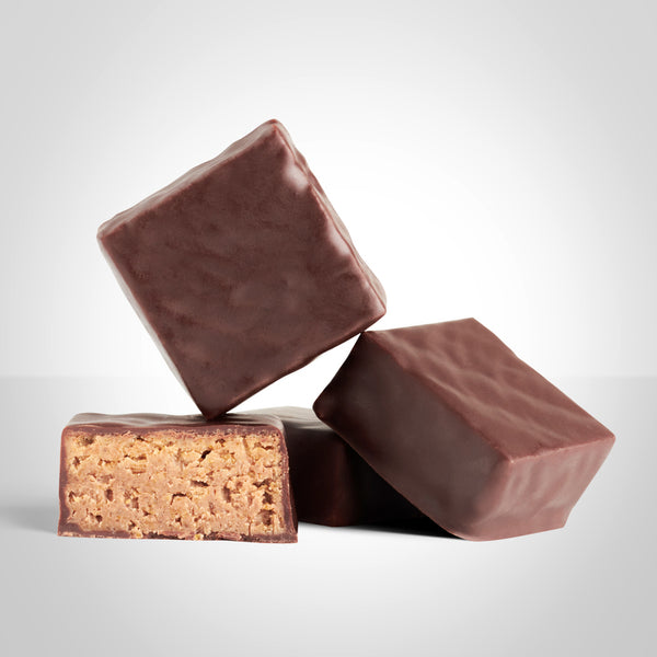 Bonbons pralinés à la feuilletine de L'Instant Cacao et bonbon coupé en deux