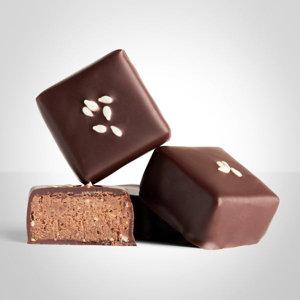 Bonbons pralinés au gomasio de L'Instant Cacao et bonbon coupé en deux