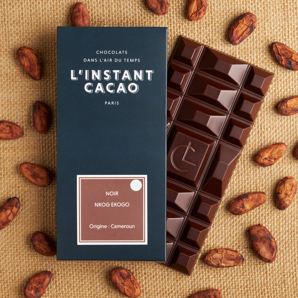 Tablette de chocolat noir à 100% Nkog Ekogo du Cameroun (pastille blanche sur l'étiquette frontale)
