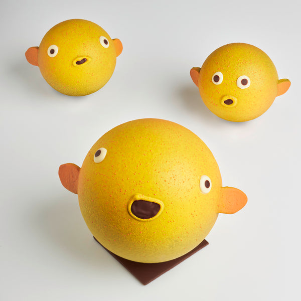 3 Poissons Ballon,dont un sur  socle en chocolat, de couleur jaune de L'Instant Cacao 