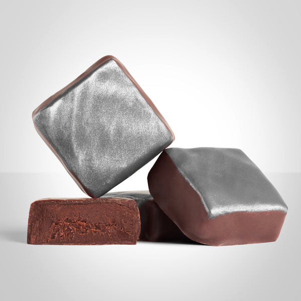 2 bonbons ganache vanille  de L'Instant Cacao et un bonbon coupé en deux