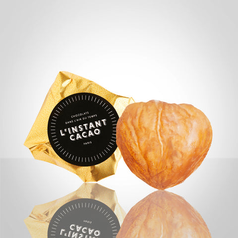 Marron glacé emballé derrière un marron glacé déballé