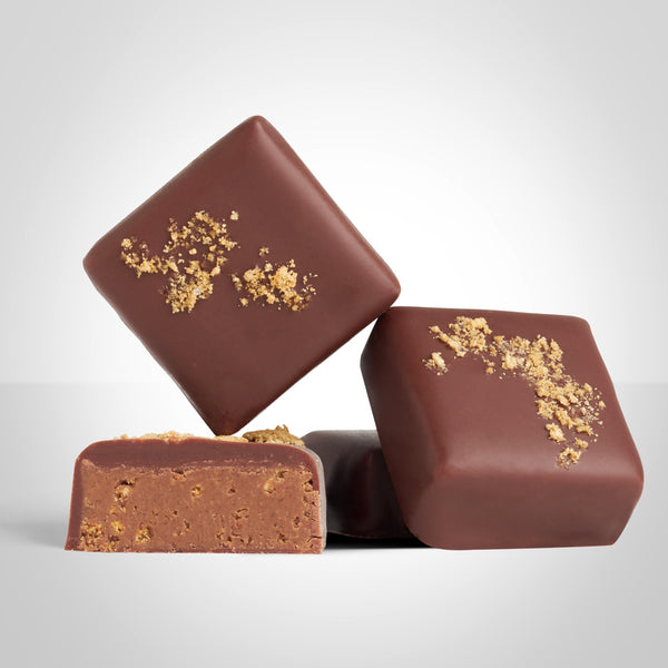 Bonbons praliné spéculoos en chocolat au lait de L'Instant Cacao et bonbon coupé en deux