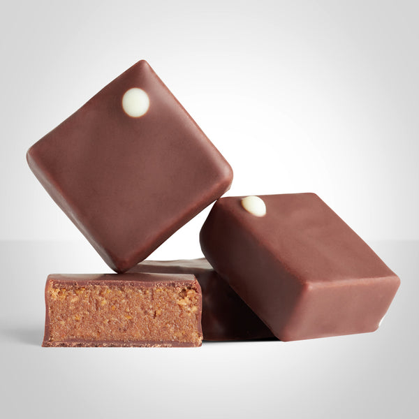 Bonbons pralinés en chocolat au lait et bretzel de L'Instant Cacao et bonbon coupé en deux