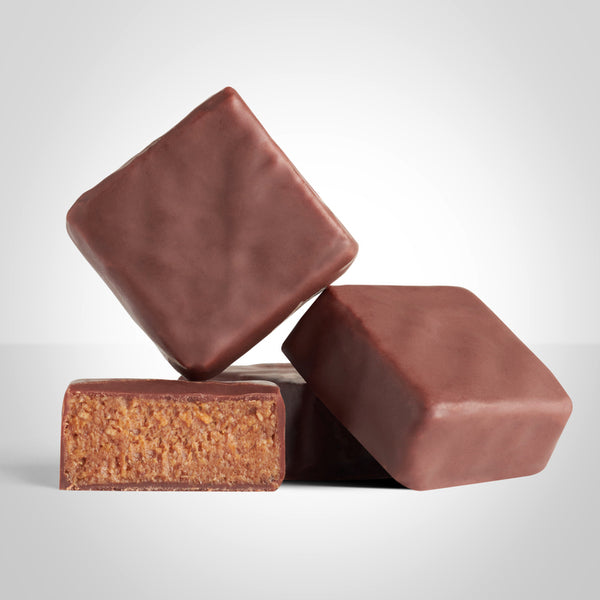 Bonbons pralinés en chocolat au lait  à la feuilletine de L'Instant Cacao et bonbon coupé en deux