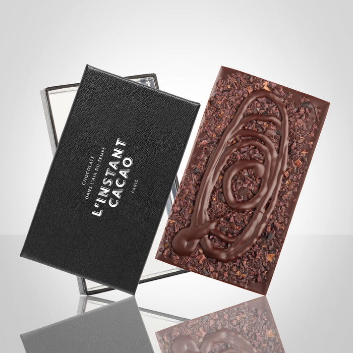 Tablette en boite de chocolat noir et grué de cacao torréfié
