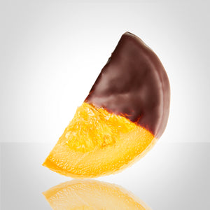 Demi-tranche d'orange confite trempée à moitié dans du chocolat noir